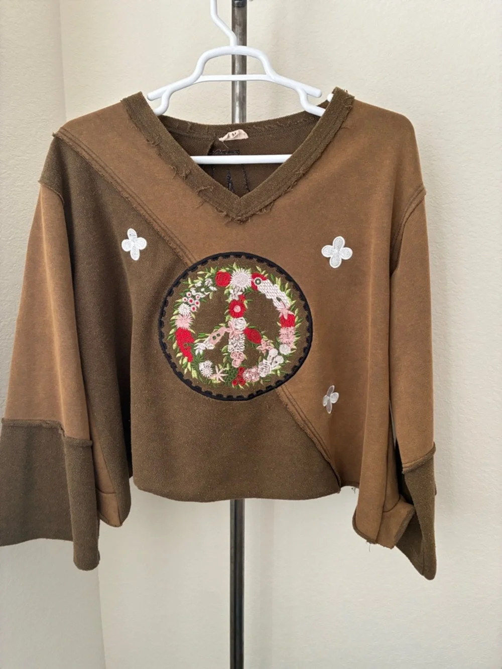POL sz M Peaceful Top Embroidery Back Ruffle Top Deep Olive Like New Boho V-Neck - Picture 2 of 7